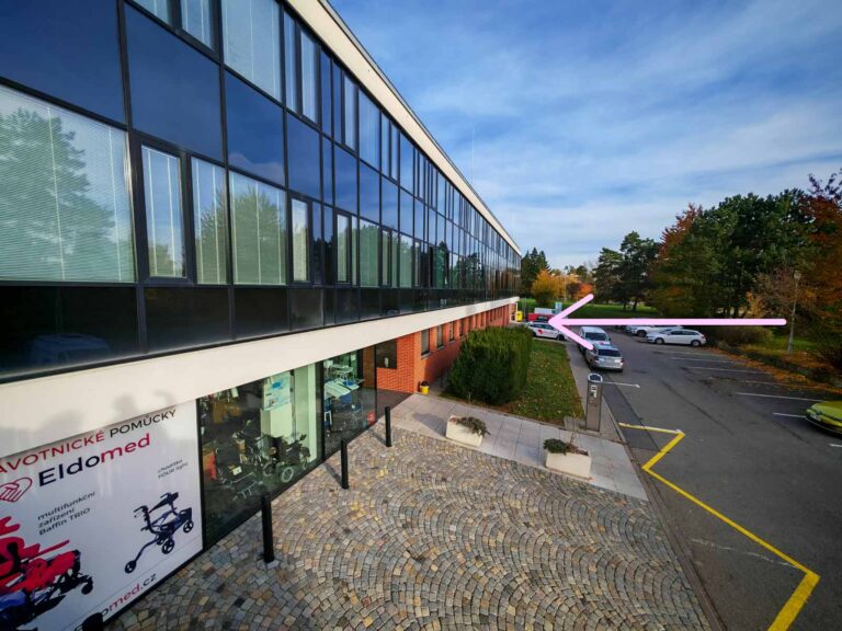 Pohled na parkovíště a na vnější fasádu lékařské ordinace Estedent
