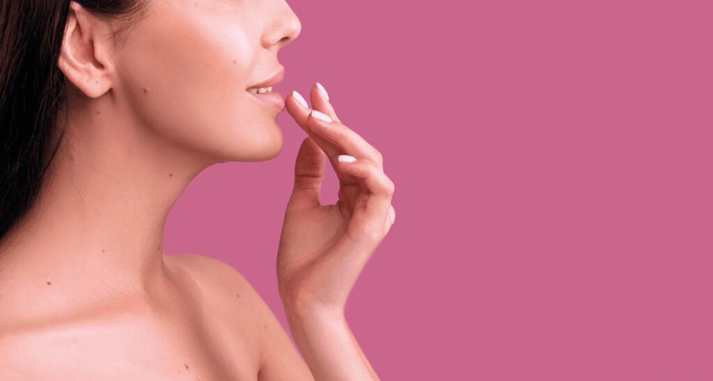 pohled na rty a ruku mladé ženy