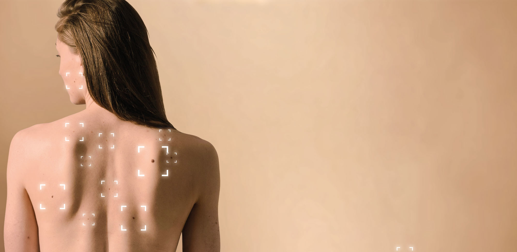 pohled na ženská záda pokrytá znaménky